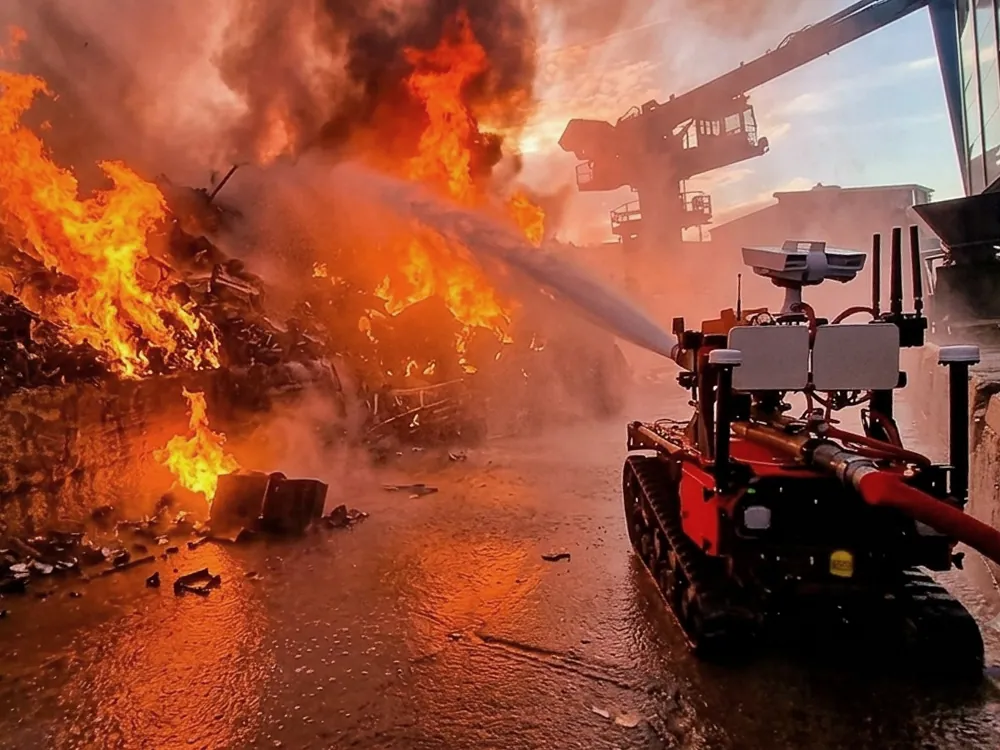 Le TEC800 face à un caisson en feu lors d'essais d'extinction avec le SDIS 86