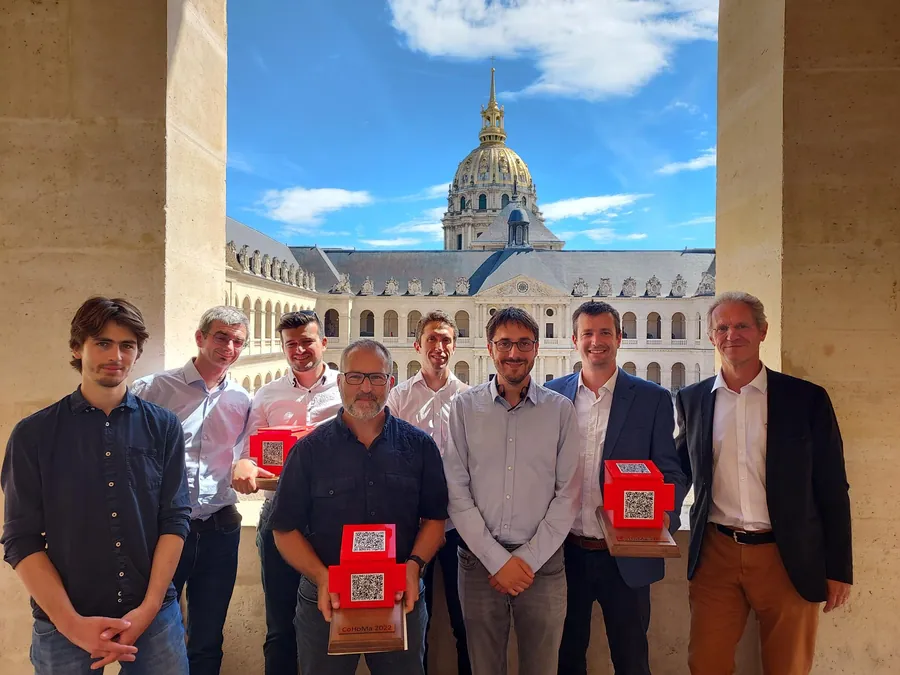 L'équipe Squadbot et ses trophées CoHoMa à l'Hôtel des Invalides