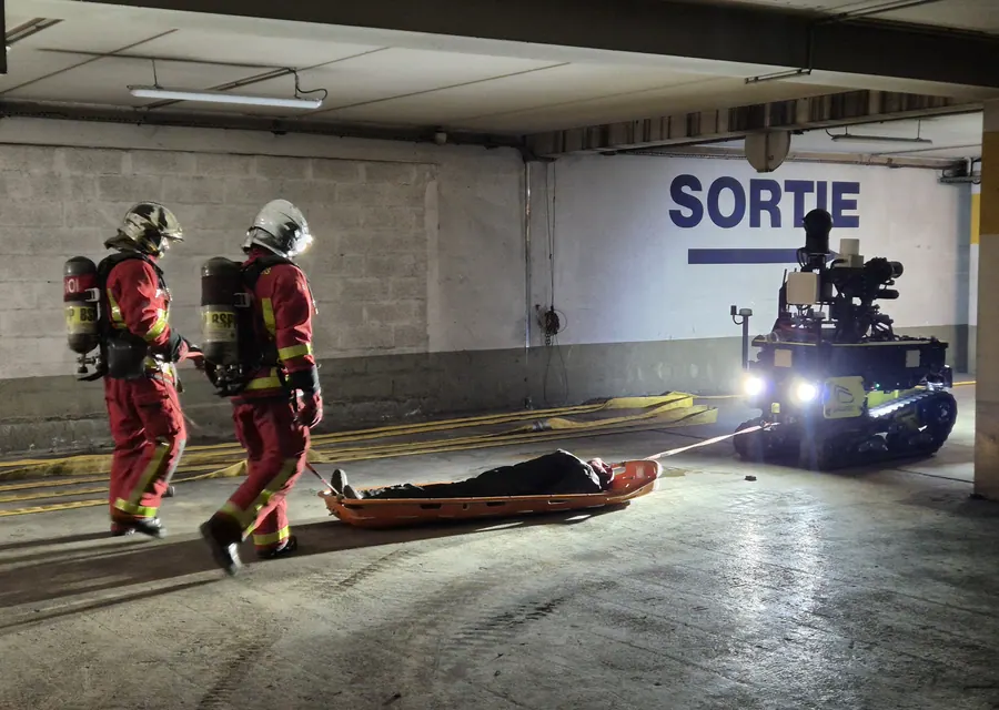 Le TEC800 engagé aux côtés des sapeurs-pompiers dans un parking enfumé, lors du pilote parisien du projet européen CARMA