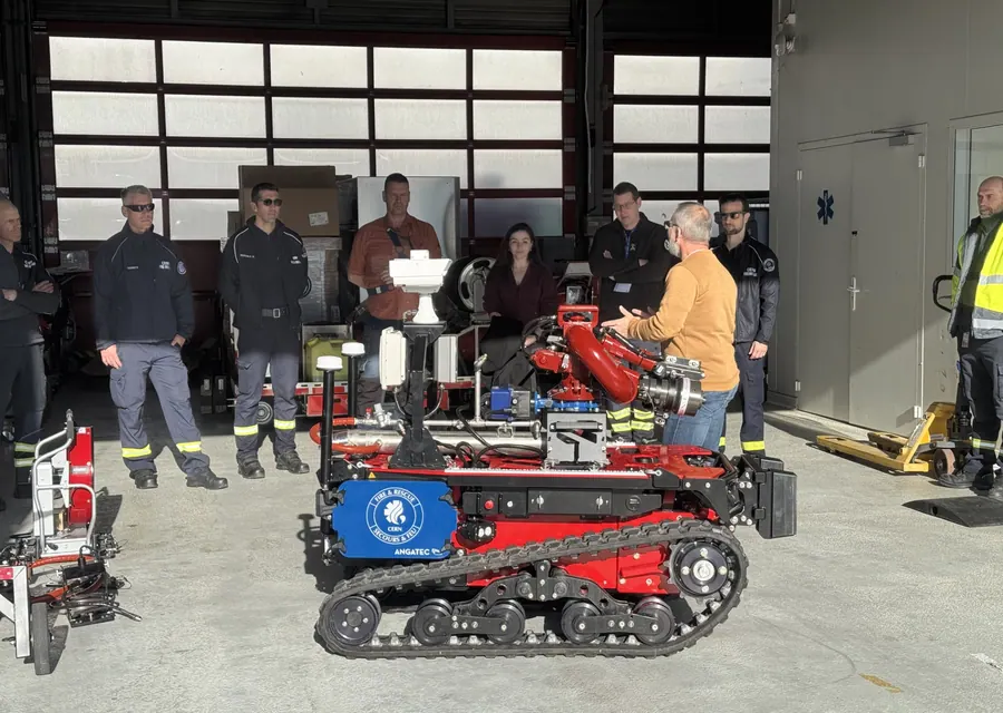 Le TEC800 aux couleurs du service Fire and Rescue du CERN, entouré de ses équipes