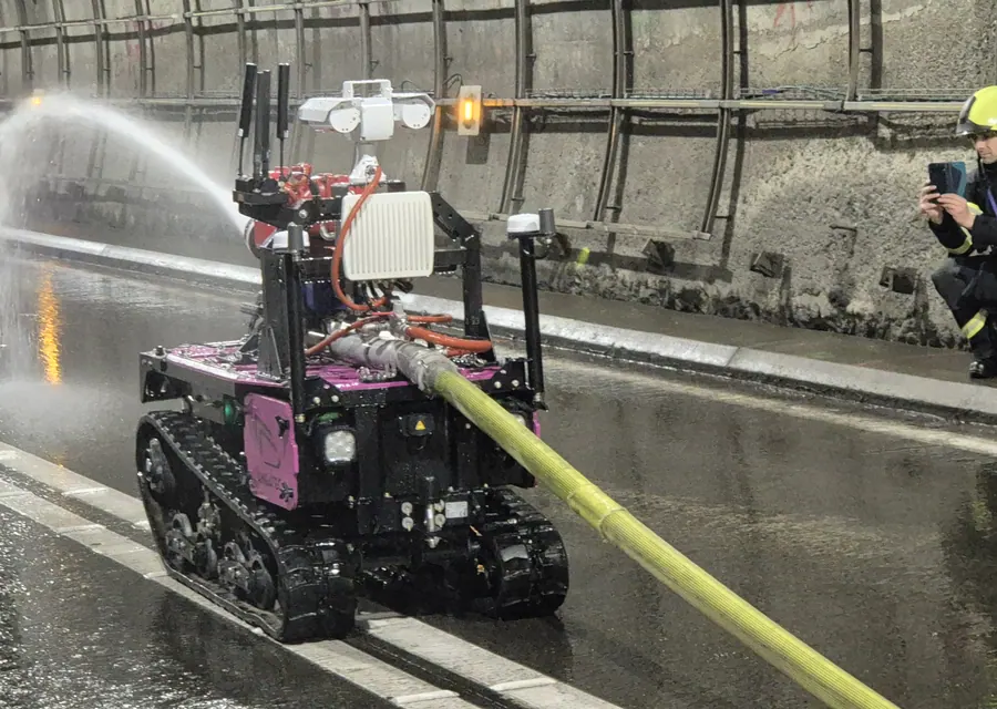 Le TEC800 tracte un tuyau lors d'un exercice incendie dans le tunnel du Mont-Blanc